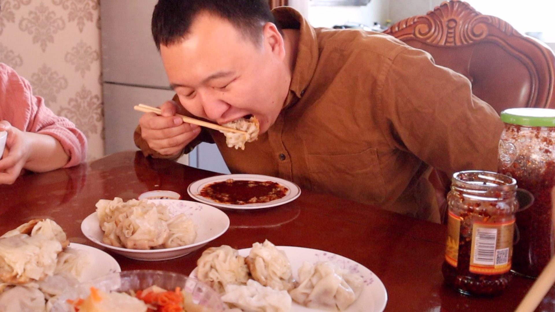 小伙买6两内蒙特色羊肉烧麦,咬一口滋滋冒油,没见过的一定看看
